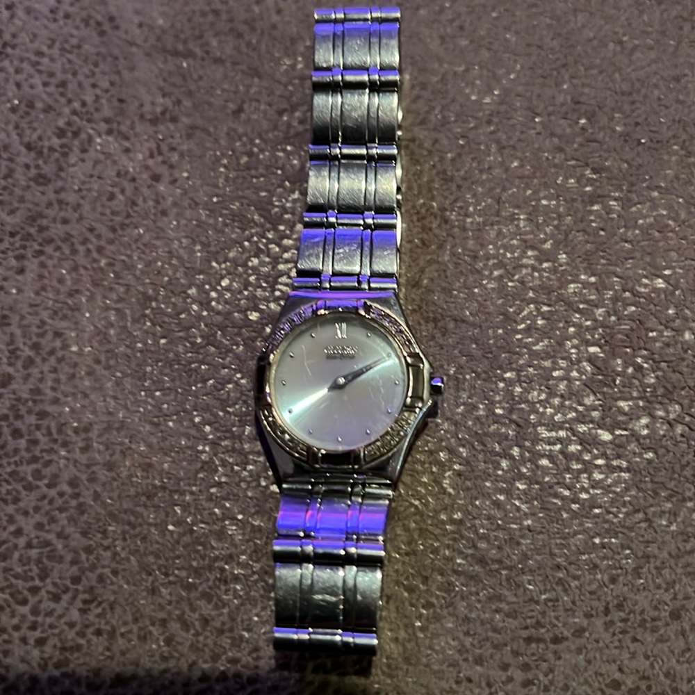 Vintage citizen beautiful watch with diamond accents. Battery needed